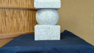手加工で制作したノミ切り仕上げの古代型五輪塔。茨城県産真壁石（小目